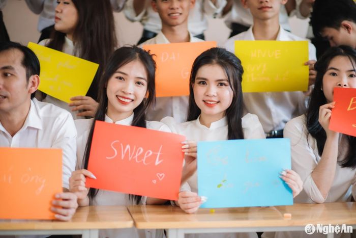 Như Quỳnh (cầm bảng xanh) yêu thích nhất môn Ngữ Văn. Ảnh: NVCC