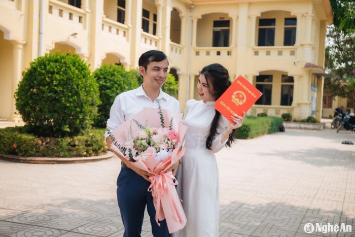 Như Quỳnh và thầy giáo chủ nhiệm Nguyễn Thanh Hải. Ảnh: NVCC