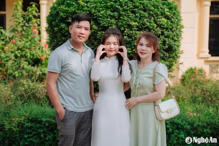 Nguyễn Thị Như Quỳnh và bố mẹ. Ảnh: NVCC