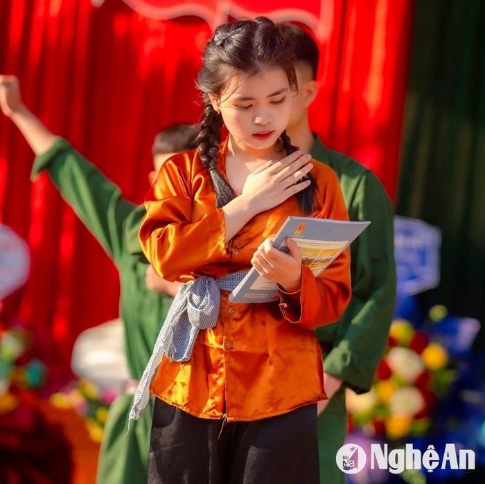 Ngoài học tập, Như Quỳnh còn năng nổ tham gia các hoạt động của lớp, của trường. Ảnh: NVCC