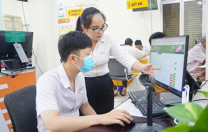 Công chức huyện Tháp Mười hướng dẫn người dân sử dụng dịch vụ công trực tuyến tại Bộ phận Tiếp nhận và Trả kết quả (Ảnh: Hoàng Kha)
