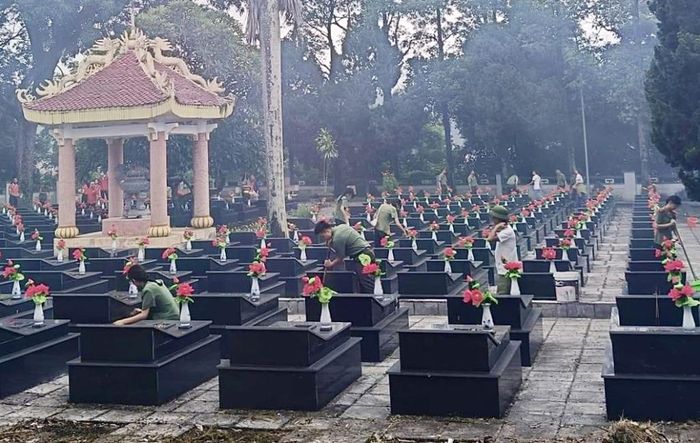Đoàn viên, thanh niên chỉnh trang, quét dọn, nhổ cỏ, vệ sinh các phần mộ, tạo cảnh quan môi trường trong khuôn viên Nghĩa trang liệt sĩ Thanh Sơn.
