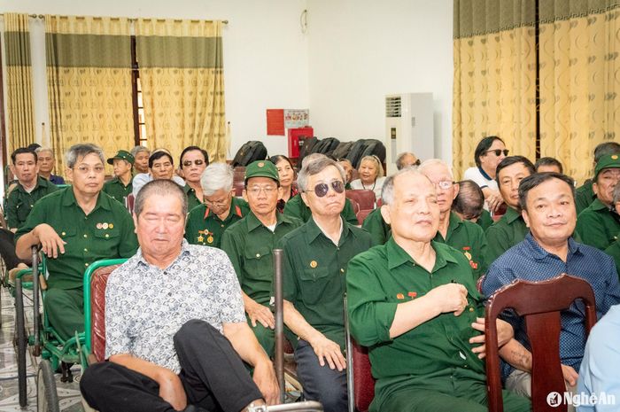 Các thương, bệnh binh của Trung tâm Điều dưỡng thương binh Nghệ An tại chương trình. Ảnh: Minh Quân