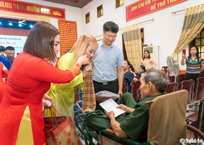 Đại diện Liên hiệp Hội Phụ nữ Việt Nam tại Cộng hòa Liên bang Đức trao quà cho các thương, bệnh binh. Ảnh: Minh Quân