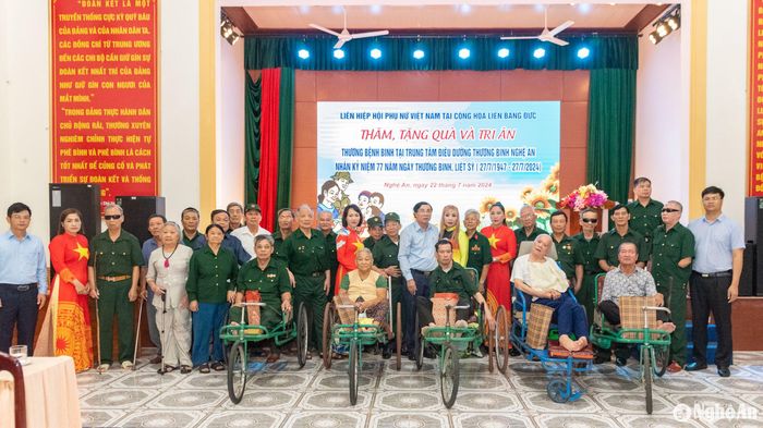 Đoàn Liên hiệp Hội Phụ nữ Việt Nam tại Cộng hòa liên bang Đức chụp ảnh lưu niệm cùng các thương, bệnh binh của Trung tâm Điều dưỡng thương binh Nghệ An. Ảnh: Minh Quân