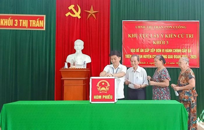 Bỏ phiếu lấy ý kiến cử tri về sắp xếp đơn vị hành chính cấp xã tại khối 3, thị trấn Con Cuông. Ảnh: Bá Hậu