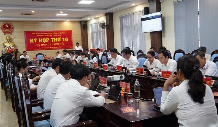 Kỳ họp thứ 16, Hội đồng nhân dân huyện Con Cuông khóa XX, nhiệm kỳ 2021-2026 xem xét, quyết định việc sáp nhập đơn vị hành chính cấp xã. Ảnh: Bá Hậu