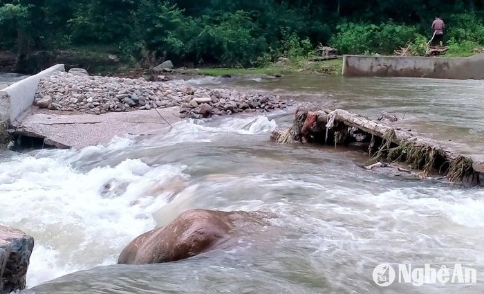 Mưa to khiến nhiều công trình thủy lợi trên địa bàn huyện Tương Dương bị hư hỏng. Ảnh: CSCC