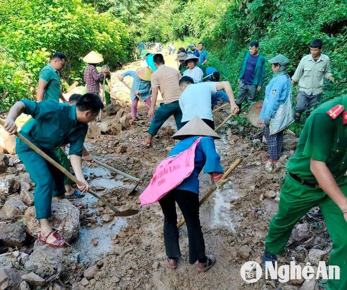 Chính quyền và người dân khắc phục điểm sạt lở đường do mưa lớn gây ra. Ảnh: CSCC