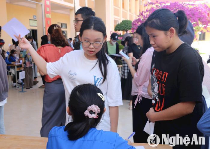 Trường THPT Nghi Lộc 3 hướng dẫn học sinh nhập học. Ảnh: Mỹ Hà