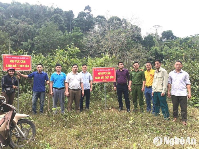 Chính quyền địa phương cắm biển cấm đánh bắt nguồn lợi thủy sản đầu năm 2023. Ảnh: Bé Vinh