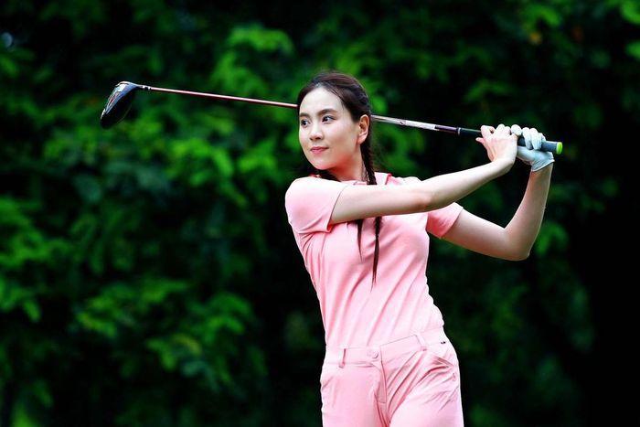 MC Mai Ngọc tập gym để giữ eo 58cm, sẵn sàng chào đón mùa hè với những bộ váy áo khoe dáng. Cô tập gym hầu hết các ngày trong tuần, mỗi ngày tập ít nhất 30 phút, kết hợp khéo léo giữa cardio lẫn tập tạ chuyên sâu.