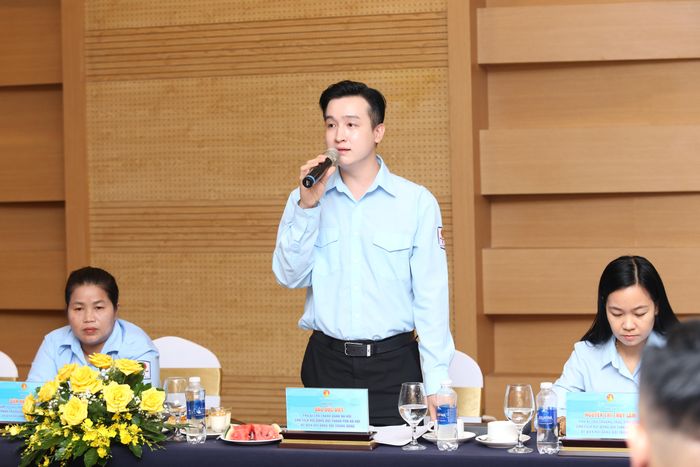  Các đại biểu trao đổi tại hội nghị 