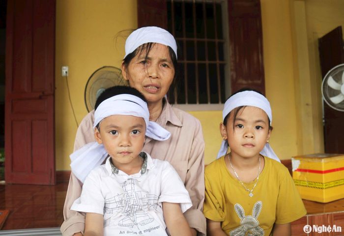 Hai cháu mồ côi Ân, Phúc và bà ngoại. Ảnh: Huy Thư