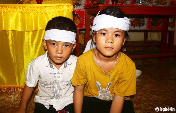 Hai cháu mồ côi Nguyễn Ngọc Thiên Ân và Nguyễn Viết Thiên Phúc . Ảnh: Huy Thư