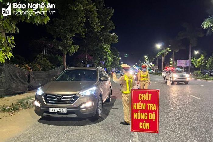 Lực lượng Cảnh sát giao thông kiểm tra nồng độ cồn. Ảnh: Tư liệu