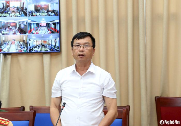Ông Phan Huy Chương - Phó Ban Chuyên trách Ban ATGT tỉnh báo cáo tình hình TTATGT 6 tháng đầu năm 2024. Ảnh: Tiến Đông