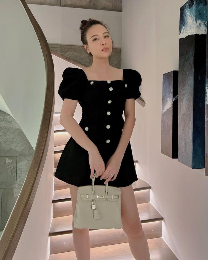 Từ khi kết hôn với "đại gia phố núi" Cường Đô La, cuộc sống của Đàm Thu Trang trở nên sang chảnh, nhung lụa. Không những sống trong "cơ ngơi" hiện đại, đầy đủ tiện nghi, cô còn mạnh tay chi tiền "tậu" hàng hiệu. Đàm Thu Trang sở hữu mẫu túi xách thuộc dòng Birkin trị giá hàng tỷ đồng đến từ một thương hiệu đình đám trên thế giới.
