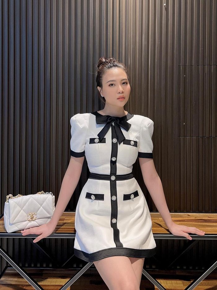 Đàm Thu Trang từng khiến công chúng trầm trồ khi xách mẫu túi hiệu màu trắng kem đến từ "nhà mốt" có Jennie (BLACKPINK) làm đại sứ thương hiệu. Giá bán của món phụ kiện này rơi vào khoảng 4800 USD (hơn 110 triệu đồng).