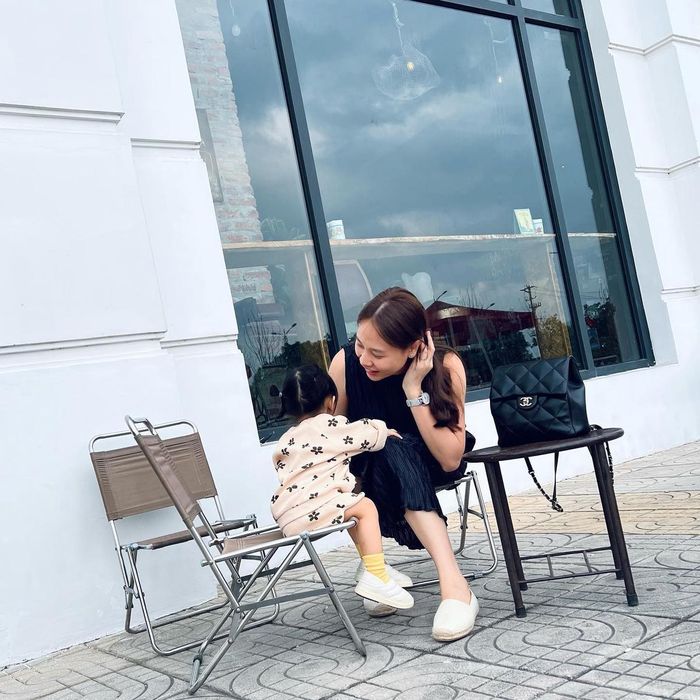 Trong một lần xuống phố với nhóc tỳ, Đàm Thu Trang diện trang phục rộng rãi, thoải mái tạo sự dễ dàng trong việc đi đứng. Để tổng thể thêm phần "chanh xả", vợ Cường Đô La còn mang theo chiếc ba lô đến từ thương hiệu gắn liền với Jennie (BLACKPINK). Mức giá bán của món phụ kiện này hơn 160 triệu đồng.