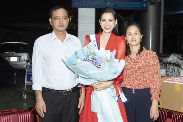 Khi đăng quang Hoa hậu Việt Nam 2020, Đỗ Thị Hà phải theo lịch trình công việc dày đặc, thường xuyên di chuyển vào TP.HCM để tham gia sự kiện, tập luyện trước thềm thi quốc tế. Tuy nhiên, gia đình của nàng hậu đều có mặt trong những dịp trọng đại để ủng hộ con gái. Trước thềm lên đường sang Puerto Rico chinh chiến Miss World 2021, bố mẹ của Đỗ Thị Hà đã có mặt tại sân bay, đưa tiễn và tiếp thêm động lực cho con gái.