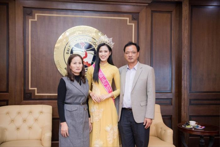 Thi thoảng, bà cũng "lên đồ" khá thanh lịch, mang màu sắc trung tính.