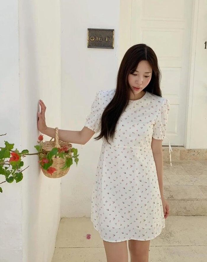 Váy trắng dáng ngắn, nhấn nhá hoa nhí ghi điểm ở sự trẻ trung, ngọt ngào. Mẫu váy này cũng là lựa chọn lý tưởng cho những nàng sở hữu chiều cao khiêm tốn vì giúp tôn dáng tối ưu. 