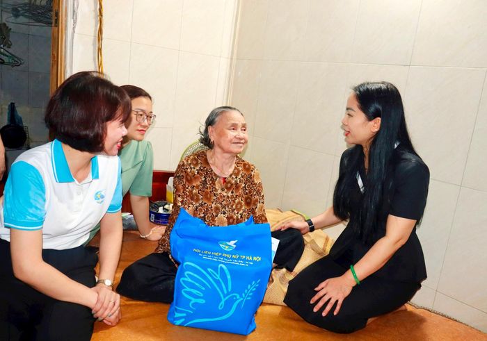 Phó Chủ tịch Hội Liên hiệp phụ nữ thành phố Phạm Thị Mỹ Hoa thăm, tặng quà bà Nguyễn Thị Dung - vợ liệt sĩ. Ảnh: Hồng Nhung