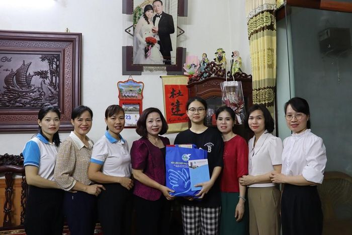 Phó Chủ tịch Hội Liên hiệp phụ nữ thành phố Lê Thị Thiên Hương thăm, tặng quà gia đình cháu Nguyễn Khánh Ly. Ảnh: Thanh Thanh.
