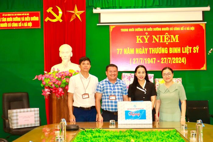 Phó Chủ tịch Hội Liên hiệp phụ nữ thành phố Hà Nội Phạm Thị Mỹ Hoa thăm, tặng quà Trung tâm Nuôi dưỡng và điều dưỡng người có công số 4. Ảnh: Hồng Nhung