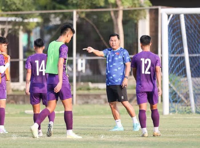Dù đã rất cố gắng, nhưng HLV Hứa Hiền Vinh không thể thành công cùng lứa U19 khá yếu trong tay. Ảnh: VFF