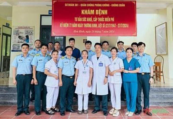  Các y, bác sĩ và chỉ huy đơn vị tại đợt khám bệnh, cấp thuốc miễn phí cho người dân trên địa bàn phường Kỳ Sơn, TP Hòa Bình.