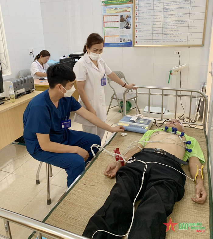  Trung đoàn 250 phối hợp với Bệnh xá Sư đoàn 361 khám bệnh, tư vấn sức khỏe cho hơn 100 người dân.