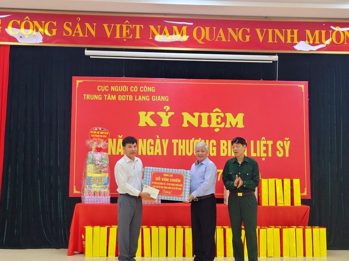  Đồng chí Đỗ Văn Chiến tặng quà cho Trung tâm Điều dưỡng thương binh Lạng Giang (tỉnh Bắc Giang) 