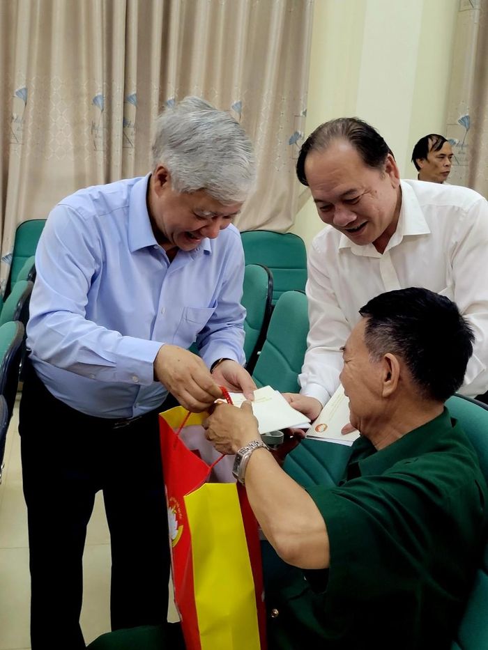  Đồng chí Đỗ Văn Chiến tặng quà các thương bệnh binh Trung tâm Điều dưỡng thương binh Lạng Giang (tỉnh Bắc Giang) 