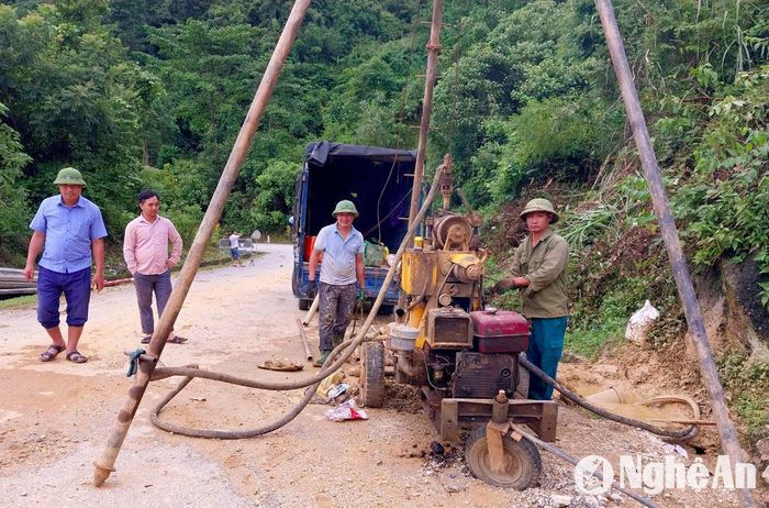 Lực lượng chức năng tiến hành khoan thăm dò địa chất tại khu vực sụt lún trong ngày 24/7. Ảnh: Q.A