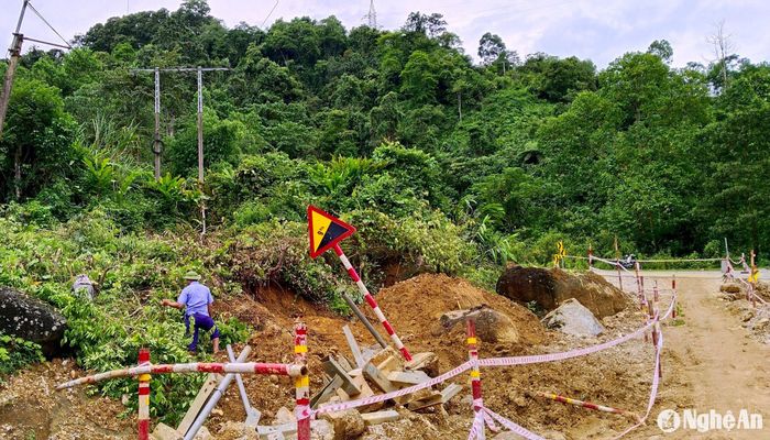 Tuyến đường tạm tại điểm sụt lún cũng đã bị hư hỏng, buộc phải làm tuyến khác đảm bảo an toàn hơn. Ảnh: Q.A
