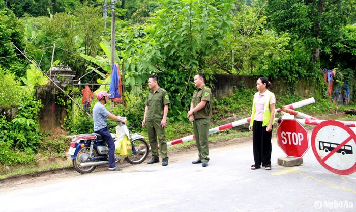 Huyện Quế Phong thực hiện nghiêm túc việc cấm người dân đi qua điểm sụt lún. Ảnh: Q.A