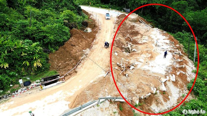 Điểm sụt lún trên Quốc lộ 16 đoạn qua Dốc Chuối, xã Châu Kim, huyện Quế Phong. Ảnh: Xuân Hoàng