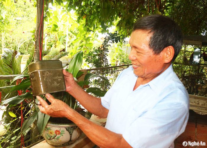 Thương binh Nguyễn Hữu Ất còn lưu giữ nhiều kỷ vật chiến trường. Ảnh: Huy Thư