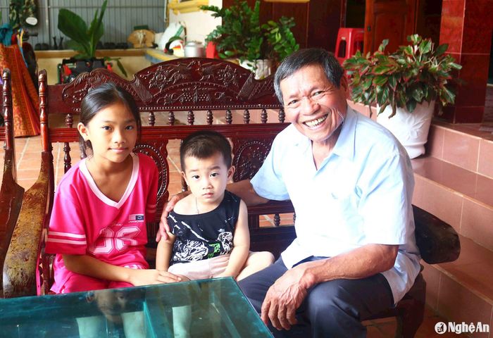 Thương binh Nguyễn Hữu Ất sống giản dị, mộc mạc như bản chất của người lính. Ảnh: Huy Thư