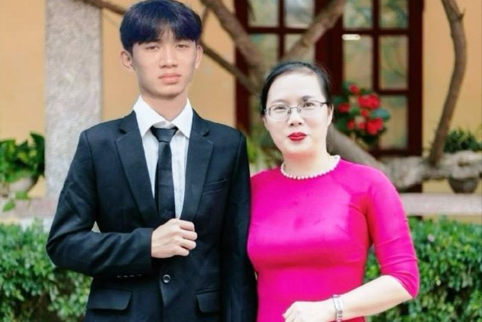 Em Lo Hải Âu và cô giáo chủ nhiệm. Ảnh: NVCC