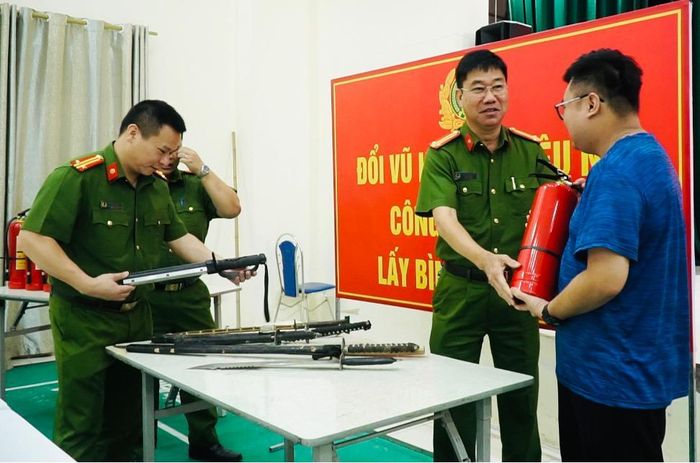 Công dân được tặng bình chữa cháy khi đến giao nộp vũ khí.
