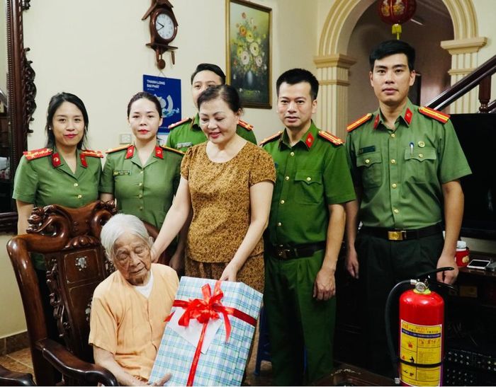 Công an quận Cầu Giấy tặng quà các gia đình chính sách, người có hoàn cảnh khó khăn.