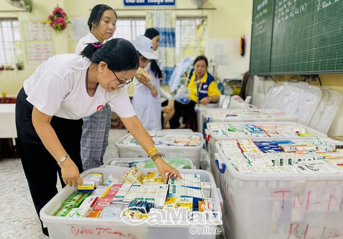 Thực phẩm, thuốc men được chuẩn bị rất nhiều cho chuyến thiện nguyện tại vùng quê U Minh.