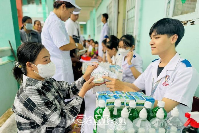 Đội ngũ y, bác sĩ Nhóm Trái tim nhỏ thăm, khám bệnh cho người dân.