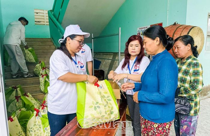 Nhóm Trái tim nhỏ cùng nhà tài trợ, mạnh thường quân trao quà cho người nghèo, học sinh có hoàn cảnh khó khăn hiếu học.