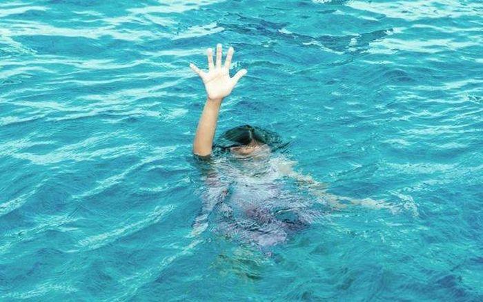 Người dân cần cảnh giác với nguy cơ xảy ra tai nạn đuối nước trong mùa mưa bão, đặc biệt là trẻ em.