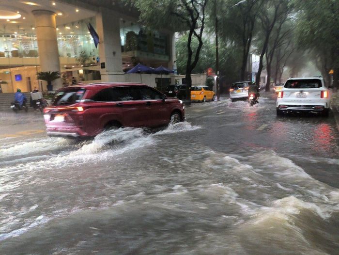 Mưa to gây ngập úng nhiều khu vực trong thành phố.