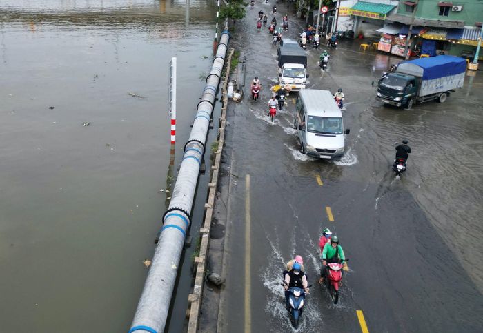 Sau mỗi trận mưa to, nhiều khu vực ven sông TP.HCM có nguy cơ ngập úng rất cao.